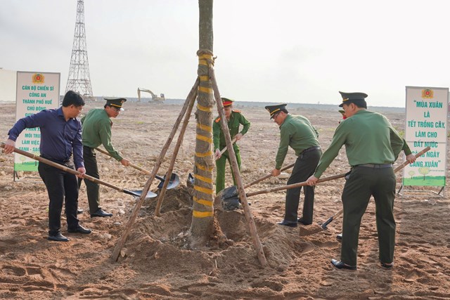 C&ocirc;ng an TP. Huế ph&aacute;t động &ldquo;Tết trồng c&acirc;y&rdquo;, phủ xanh trụ sở mới với gần 200 c&acirc;y xanh