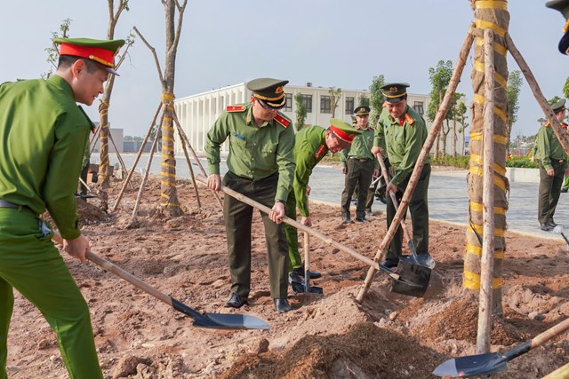 Công an TP.Huế phát động “Tết trồng cây”, phủ xanh trụ sở mới với gần 200 cây xanh - Ảnh 3