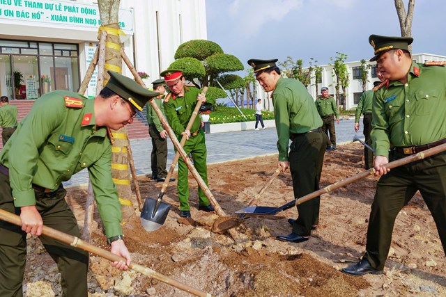 Công an TP.Huế phát động “Tết trồng cây”, phủ xanh trụ sở mới với gần 200 cây xanh - Ảnh 1