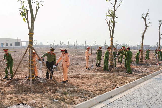 Công an TP.Huế phát động “Tết trồng cây”, phủ xanh trụ sở mới với gần 200 cây xanh - Ảnh 2