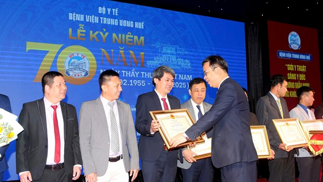 Thừa uỷ quyền, l&atilde;nh đạo th&agrave;nh phố trao danh hiệu "Thầy thuốc ưu t&uacute;" cho c&aacute;c b&aacute;c sĩ

Bệnh viện Trung ương Huế trao tặng bằng khen cho c&aacute;c tập thể, c&aacute; nh&acirc;n c&oacute; th&agrave;nh t&iacute;ch xuất sắc trong c&ocirc;ng t&aacute;c kh&aacute;m chữa bệnh, nghi&ecirc;n cứu khoa học v&agrave; đổi mới s&aacute;ng tạo trong y học