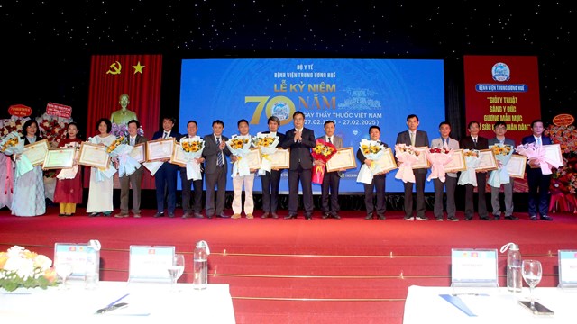 Vinh danh, tri &#226;n c&#225;c thầy thuốc Bệnh viện Trung ương Huế - Ảnh 1