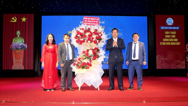 L&atilde;nh đạo th&agrave;nh phố Huế trao lẵng hoa ch&uacute;c mừng Bệnh viện Trung ương Huế