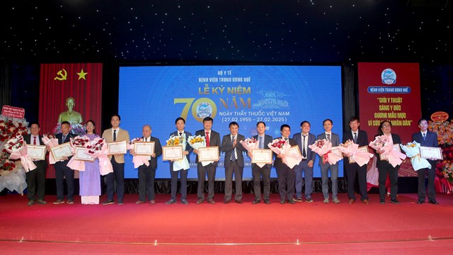 Bệnh viện Trung ương Huế trao tặng bằng khen cho c&aacute;c tập thể, c&aacute; nh&acirc;n c&oacute; th&agrave;nh t&iacute;ch xuất sắc trong c&ocirc;ng t&aacute;c kh&aacute;m chữa bệnh, nghi&ecirc;n cứu khoa học v&agrave; đổi mới s&aacute;ng tạo trong y học