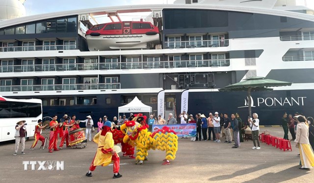 L&atilde;nh đạo Sở Văn ho&aacute;, Thể thao v&agrave; Du lịch tỉnh Gia Lai đ&oacute;n v&agrave; tặng qu&agrave; lưu niệm cho du kh&aacute;ch tr&ecirc;n t&agrave;u du lịch cao cấp Le Jacques Cartier đến với tỉnh Gia Lai nh&acirc;n dịp Xu&acirc;n B&iacute;nh Ngọ 2026. (Ảnh: TTXVN)