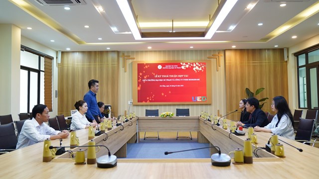 Quang cảnh tại buổi l&agrave;m việc.