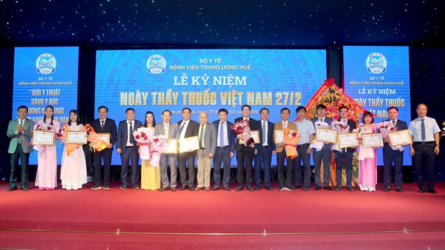 GS.TS Phạm Như Hiệp trao bằng khen cho c&aacute;c c&aacute; nh&acirc;n xuất sắc