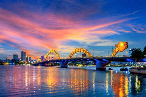 Cầu Rồng&nbsp;kh&ocirc;ng đơn thuần l&agrave; một c&ocirc;ng tr&igrave;nh giao th&ocirc;ng m&agrave; l&agrave; dấu mốc cho một giai đoạn ph&aacute;t triển mới, thể hiện tinh thần s&aacute;ng tạo, &yacute; ch&iacute; đổi mới v&agrave; kh&aacute;t vọng vươn l&ecirc;n mạnh mẽ của Đ&agrave; Nẵng trong h&agrave;nh tr&igrave;nh trở th&agrave;nh đ&ocirc; thị hiện đại b&ecirc;n bờ biển Đ&ocirc;ng.