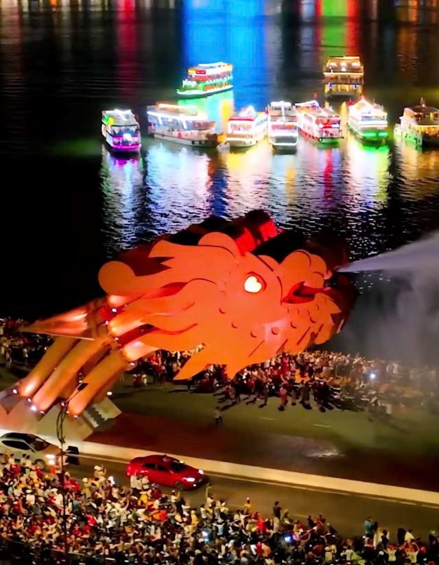 V&agrave;o 21h tối thứ Bảy v&agrave; Chủ nhật hằng tuần, h&agrave;ng ngh&igrave;n người d&acirc;n c&ugrave;ng du kh&aacute;ch trong v&agrave; ngo&agrave;i nước lại tụ hội b&ecirc;n s&ocirc;ng H&agrave;n, chờ đợi khoảnh khắc đầu rồng khổng lồ phun nước v&agrave; phun lữa.