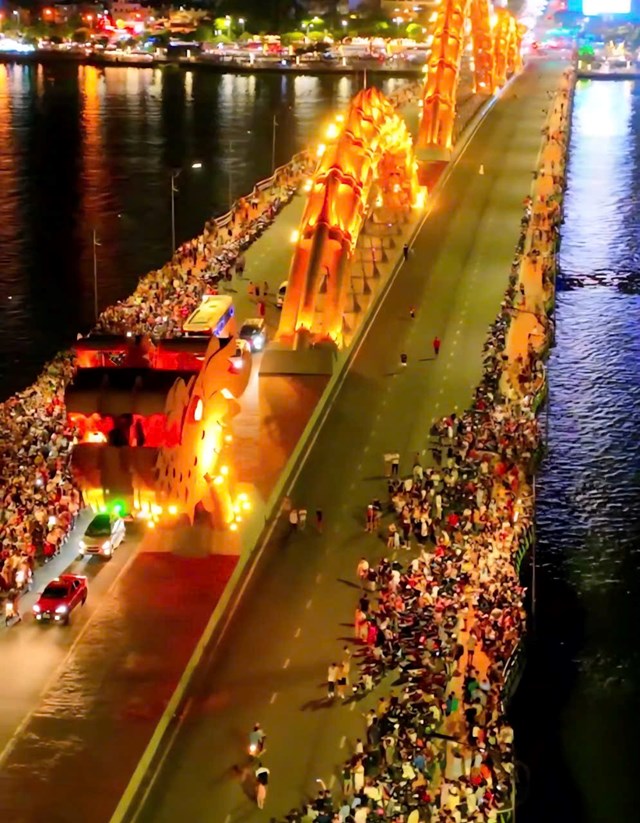 Mỗi lần Cầu Rồng &ldquo;thức giấc&rdquo;, cả bầu trời Đ&agrave; Nẵng như bừng s&aacute;ng bởi sự h&ograve;a quyện giữa &aacute;nh lửa, l&agrave;n nước v&agrave; &acirc;m thanh rộn r&agrave;ng của d&ograve;ng người n&aacute;o nức.