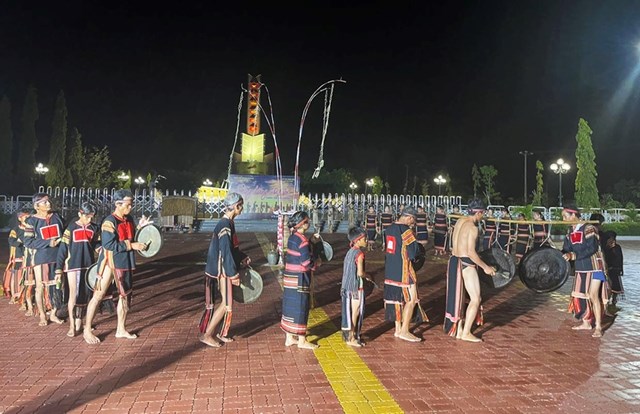 C&aacute;c nghệ nh&acirc;n huyện Ia Pa biểu diễn trong chương tr&igrave;nh &ldquo;Cồng chi&ecirc;ng cuối tuần-Thưởng thức v&agrave; trải nghiệm&rdquo;.&nbsp;Ảnh: V.C