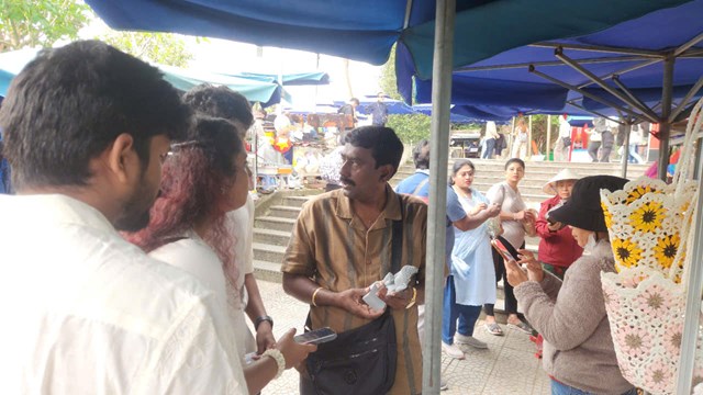 Du kh&aacute;ch t&igrave;m hiểu, mua c&aacute;c sản phẩm lưu niệm tại l&agrave;ng đ&aacute; Non Nước- Ngũ H&agrave;nh Sơn.