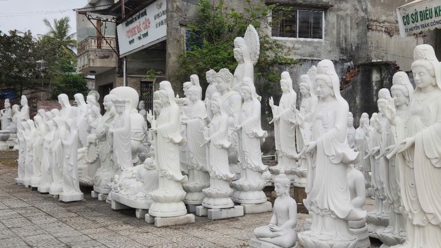 Tại Ngũ H&agrave;nh Sơn, nghề đi&ecirc;u khắc đ&aacute; được g&igrave;n giữ bao đời v&agrave; nay l&agrave; điểm thu h&uacute;t sự kh&aacute;m ph&aacute; của du kh&aacute;ch khi đến với Đ&agrave; Nẵng.