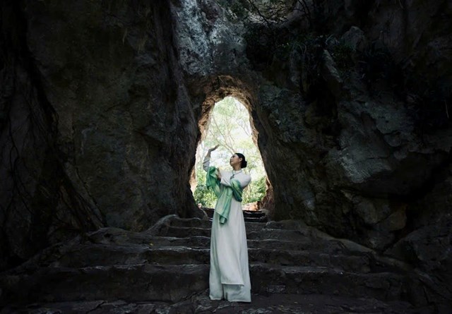 Khi kh&aacute;m ph&aacute; danh thắng Ngũ H&agrave;nh Sơn, du kh&aacute;ch sẽ ngạc nhi&ecirc;n v&agrave; ấn tượng bởi c&aacute;c hang động kỳ vĩ tại đ&acirc;y (ảnh: Internet). &nbsp;