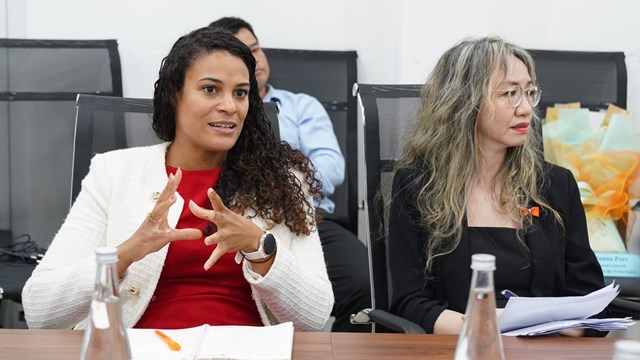 B&agrave; Ra&iuml;ssa Marteaux - Tổng L&atilde;nh sự tại Th&agrave;nh phố Hồ Ch&iacute; Minh (b&ecirc;n tr&aacute;i) chia sẻ tại buổi l&agrave;m việc.