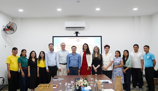 Đại diện c&aacute;c b&ecirc;b chụp ảnh lưu niệm.