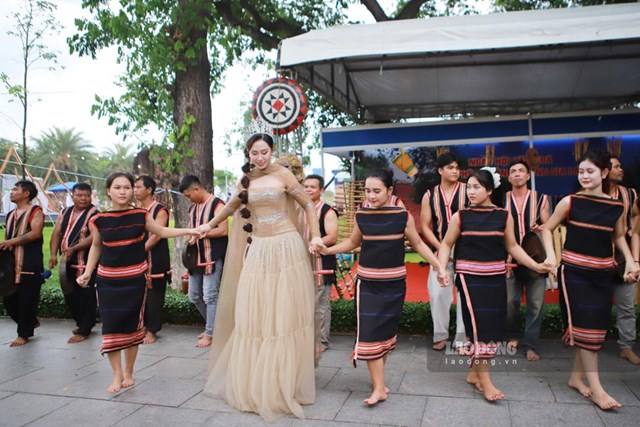 Hoa hậu Đại sứ Du lịch Việt Nam 2024 Đinh Thị Hoa h&ograve;a m&igrave;nh v&agrave;o giai điệu cồng chi&ecirc;ng tại Gia Lai. Ảnh: Ho&agrave;i Phương