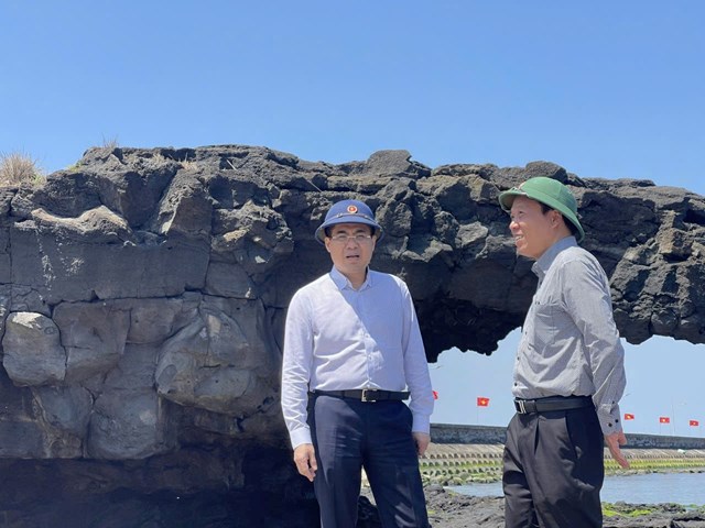 B&iacute; thư Đảng ủy Đặc khu L&yacute; Sơn Nguyễn Minh Tr&iacute; (&aacute;o m&agrave;u sẫm) tại Cổng T&ograve; V&ograve;.