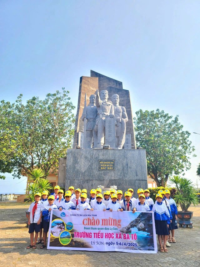 C&aacute;c học sinh tham quan tượng Đội Ho&agrave;ng Sa kim quản Bắc hải tr&ecirc;n đảo L&yacute; Sơn.