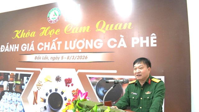 Đại t&aacute; Phan Quốc H&ugrave;ng, Ph&oacute; Gi&aacute;m đốc C&ocirc;ng ty C&agrave; ph&ecirc; 15 ph&aacute;t biểu khai mạc kh&oacute;a học.