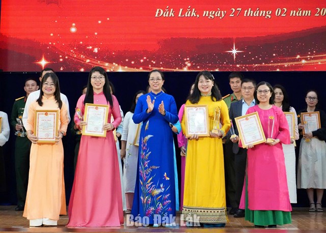 Ph&oacute; B&iacute; thư Tỉnh ủy Huỳnh Thị Chiến H&ograve;a trao giải A cho c&aacute;c t&aacute;c giả. (Ảnh: B&aacute;o Đắk Lắk)