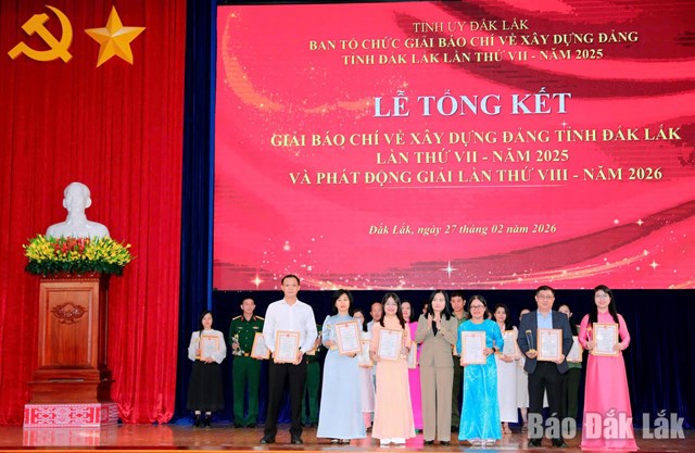 Đồng ch&iacute; Đinh Thị Thu Thanh, Ủy vi&ecirc;n Ban Thường vụ Tỉnh ủy, Trưởng ban Tuy&ecirc;n gi&aacute;o v&agrave; D&acirc;n vận Tỉnh ủy trao giải B cho c&aacute;c t&aacute;c giả. (Ảnh: B&aacute;o Đắk Lắk)