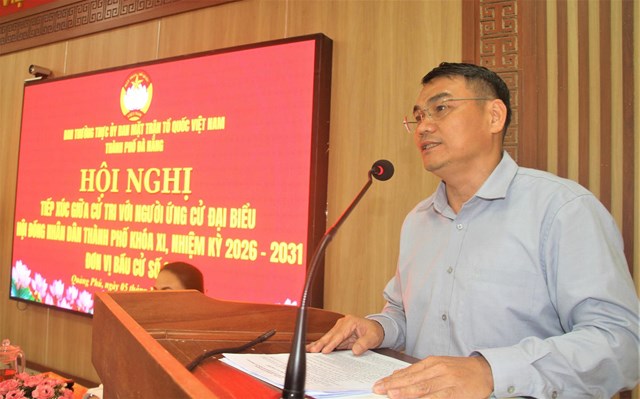 &Ocirc;ng Nguyễn Đ&igrave;nh Ti&ecirc;n tr&igrave;nh b&agrave;y Chương tr&igrave;nh h&agrave;nh động của m&igrave;nh tại buổi tiếp x&uacute;c cử tri HĐND đơn vị bầu cử số 7 HĐND TP Đ&agrave; Nẵng.