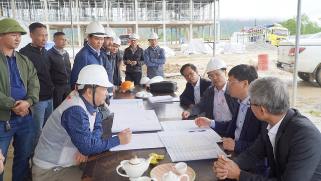 L&atilde;nh đạo TP. Huế c&ugrave;ng đo&agrave;n c&ocirc;ng t&aacute;c đ&atilde; trực tiếp kiểm tra tiến độ x&acirc;y dựng c&aacute;c điểm trường phổ th&ocirc;ng d&acirc;n tộc nội tr&uacute; li&ecirc;n cấp tại c&aacute;c x&atilde; A Lưới