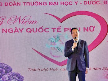 GS.TS. Nguyễn Vũ Quốc Huy - Hiệu trưởng Nh&agrave; trường chia sẻ tại buổi tọa đ&agrave;m