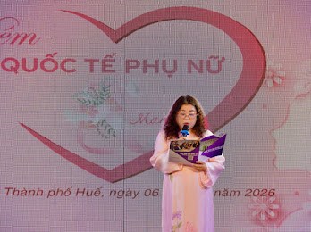 TS. Nguyễn Thị Anh Phương giới thiệu về c&aacute;c hoạt động của Ban Nữ c&ocirc;ng quần ch&uacute;ng