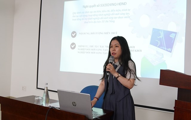 B&agrave; Đặng L&ecirc; Thu Minh - Trưởng ph&ograve;ng Ph&aacute;t triển c&ocirc;ng nghệ v&agrave; Đổi mới s&aacute;ng tạo, Sở Khoa học v&agrave; C&ocirc;ng nghệ hướng dẫn c&aacute;c nội dung tại Nghị quyết số 54/2024/NQ-HĐND ng&agrave;y 13/12/2024 của HĐND th&agrave;nh phố Đ&agrave; Nẵng.