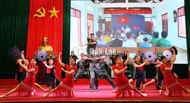 Giao lưu văn h&oacute;a văn nghệ tại buổi sinh hoạt. Ảnh B&aacute;o Đắk Lắk.