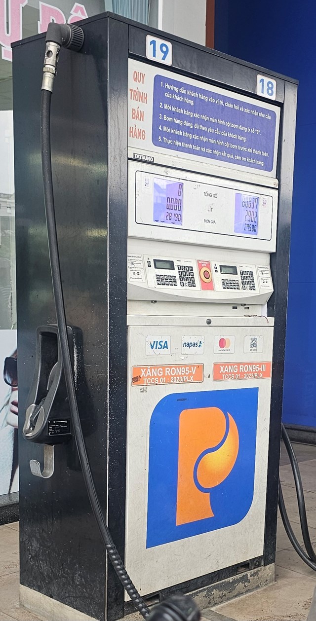 Tại trung t&acirc;m th&agrave;nh phố Huế, gi&aacute; xăng chiều 10/03, RON95-V: 28.190; RON95-III: 27.580. (Ảnh - Quốc Dũng)