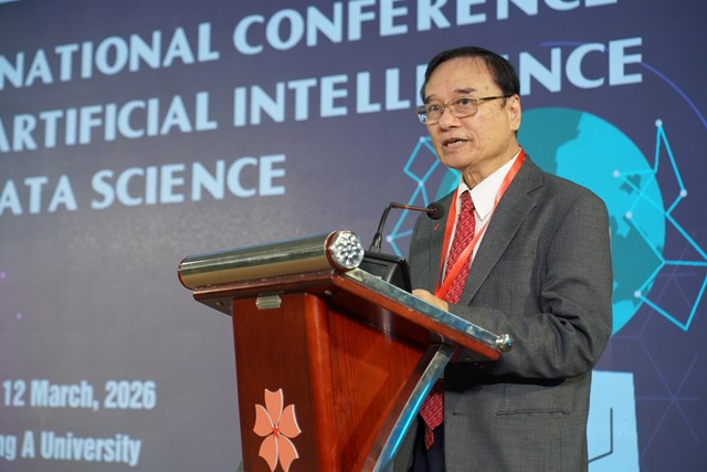 &Ocirc;ng Lương Minh S&acirc;m, Chủ tịch Hội đồng Trường Đại học Đ&ocirc;ng &Aacute; ph&aacute;t biểu tại phi&ecirc;n khai mạc Hội thảo.