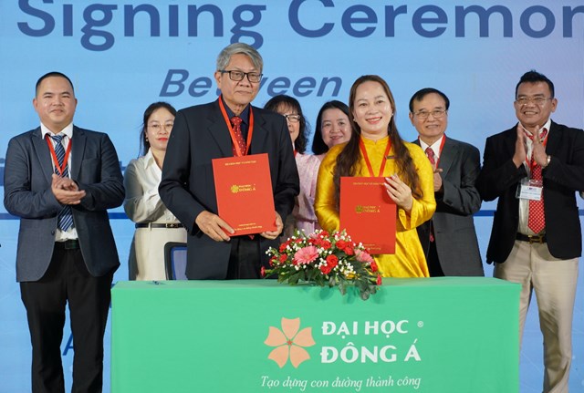 Điểm nhấn của Hội thảo l&agrave; lễ k&yacute; kết hợp t&aacute;c giữa C&ocirc;ng ty Cổ phần C&ocirc;ng nghệ VN168 v&agrave; Trường Đại học Đ&ocirc;ng &Aacute; nhằm thiết lập khu&ocirc;n khổ hợp t&aacute;c nghi&ecirc;n cứu, đ&agrave;o tạo v&agrave; chuyển giao c&ocirc;ng nghệ trong lĩnh vực tr&iacute; tuệ nh&acirc;n tạo, khoa học dữ liệu v&agrave; chuyển đổi số.