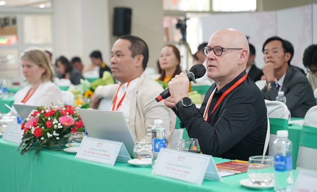 Hội thảo năm nay được tổ chức theo h&igrave;nh thức kết hợp trực tiếp v&agrave; trực tuyến, kết nối nhiều điểm cầu trong v&agrave; ngo&agrave;i nước.