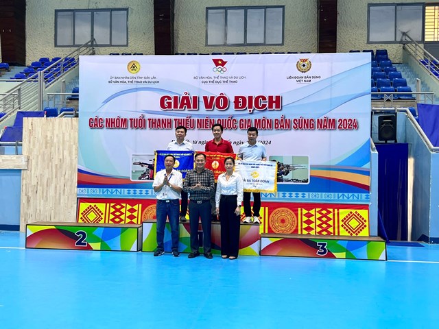 Ban Tổ chức trao giải Bắn s&uacute;ng v&ocirc; địch c&aacute;c nh&oacute;m tuổi Thanh thiếu ni&ecirc;n quốc gia năm 2024 do Sở Vă h&oacute;a, Thể thao v&agrave; Du lịch tỉnh Đắk Lắk đăng cai (ảnh:&nbsp;https://vhttdl.daklak.gov.vn).