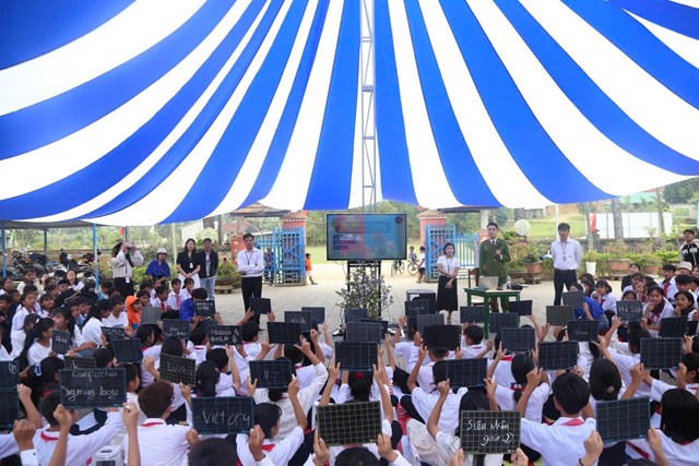 Cuộc thi tiếng Anh với chủ đề &ldquo;Light up your war &ndash; Thắp s&aacute;ng bước ch&acirc;n em&rdquo;.