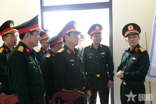 L&atilde;nh đạo Qu&acirc;n khu 5 kiểm tra c&ocirc;ng t&aacute;c sẵn s&agrave;ng chiến đấu, bảo vệ cuộc bầu cử Quốc hội kh&oacute;a XIV v&agrave; HĐND c&aacute;c cấp nhiệm kỳ 2026-2031 (ảnh: B&aacute;o Qu&acirc;n đội Nh&acirc;n D&acirc;n).