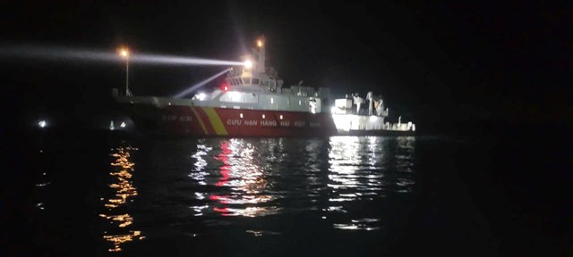 T&agrave;u SAR 631 xuất ph&aacute;t trong đ&ecirc;m, hạ xuồng cứu nạn tiếp cận bệnh nh&acirc;n ở đảo C&ugrave; Lao Ch&agrave;m (ảnh:&nbsp;Trung t&acirc;m Phối hợp t&igrave;m kiếm, cứu nạn h&agrave;ng hải khu vực II cung cấp).