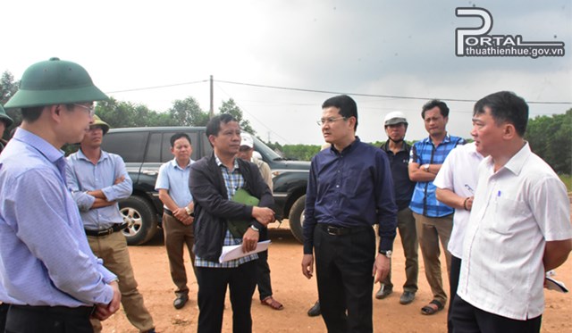 L&atilde;nh đạo tỉnh Thừa Thi&ecirc;n Huế kiểm tra thực tế tại hiện trường. Ảnh: thuathienhue.gov.vn