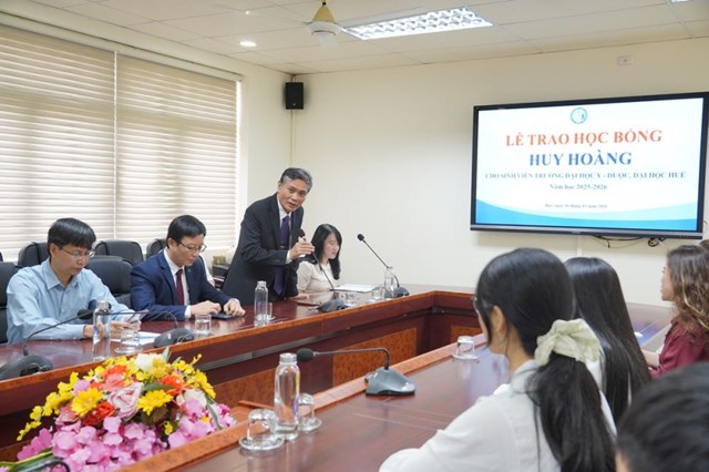 PGS.TS. Ho&agrave;ng B&ugrave;i Bảo - B&iacute; thư Đảng uỷ Trường Đại học Y - Dược, Đại học Huế thay mặt l&atilde;nh đạo Trường gửi lời cảm ơn đến Quỹ học bổng
