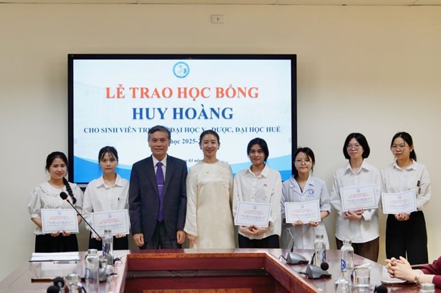 C&aacute;c suất học bổng được trao đến sinh vi&ecirc;n