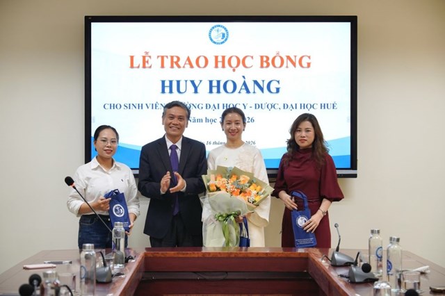 Trường Đại học Y - Dược, Đại học Huế tặng hoa v&agrave; qu&agrave; tri &acirc;n Quỹ học bồng