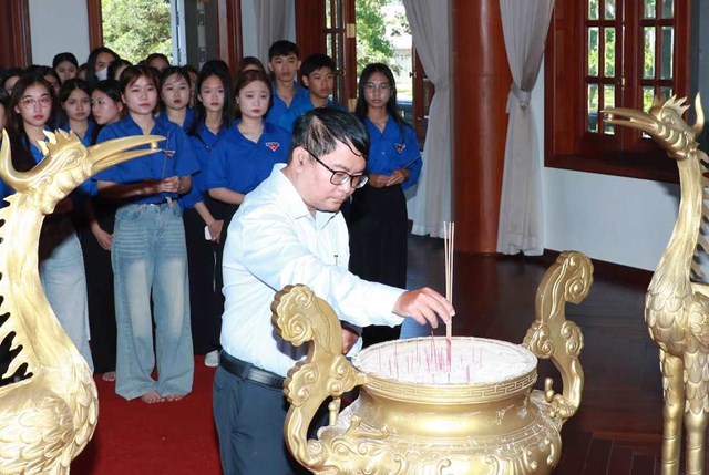 Giảng vi&ecirc;n, sinh vi&ecirc;n d&acirc;ng hương, th&agrave;nh k&iacute;nh trước anh linh Chủ tịch Hồ Ch&iacute; Minh.