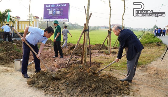 Ph&oacute; B&iacute; thư Thường trực Tỉnh ủy&nbsp;Phan Ngọc Thọ v&agrave;&nbsp;Ph&oacute; B&iacute; thư Tỉnh ủy, Chủ tịch UBND tỉnh Nguyễn Văn Phương trồng c&acirc;y sau lễ ph&aacute;t động.