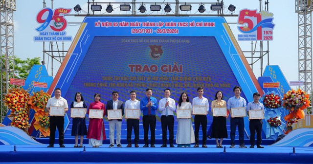 Ban tổ chức trao giải cuộc thi b&aacute;o ch&iacute; viết về c&aacute;c m&ocirc; h&igrave;nh, gương điển h&igrave;nh trong c&ocirc;ng t&aacute;c Đo&agrave;n năm 2025 cho 10 t&aacute;c phẩm xuất sắc.