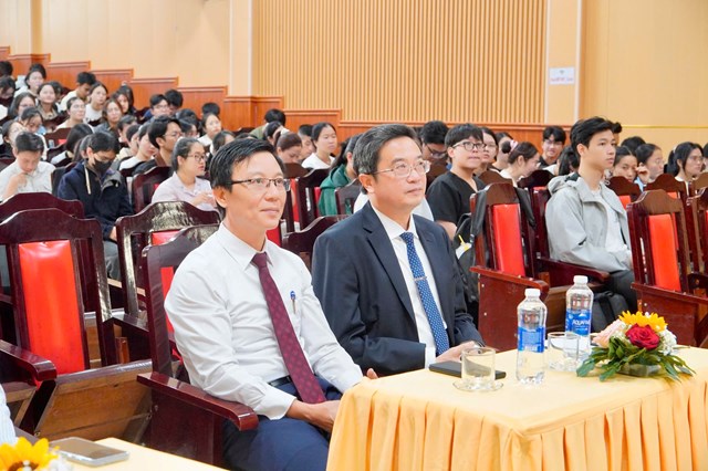 Trang bị kỹ năng nghề nghiệp và định hướng tương lai cho sinh viên - Ảnh 1