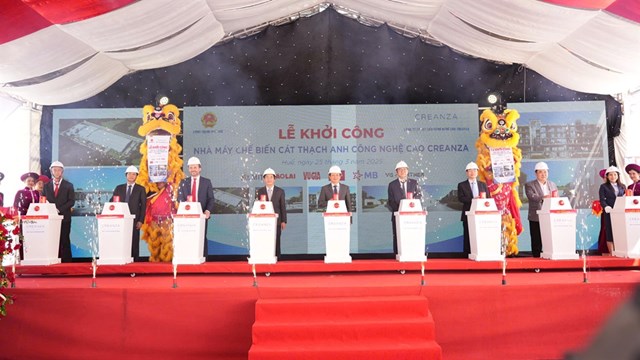 C&aacute;c đại biểu thực hiện nghi thức khởi c&ocirc;ng dự &aacute;n...
