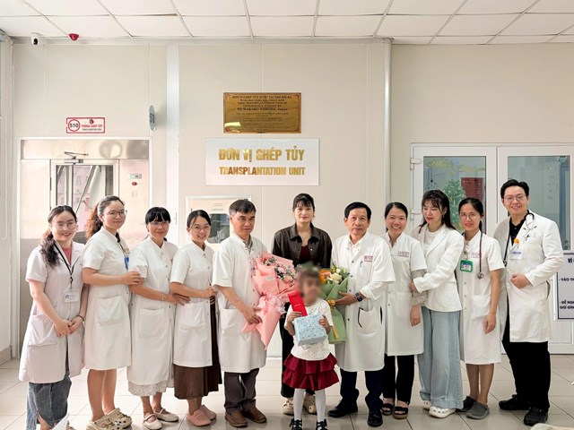 Bệnh viện Trung ương Huế tổ chức lễ ra viện cho bệnh nhi thứ 15 mắc Thalassemia được gh&eacute;p tủy th&agrave;nh c&ocirc;ng